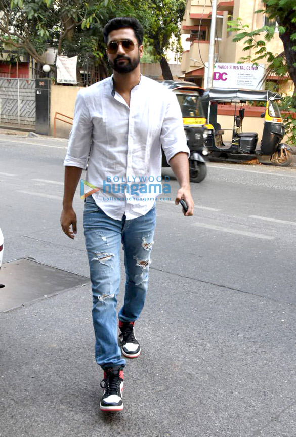 vicky kaushal and aayush sharma spotted at the fable cafe in juhu 3