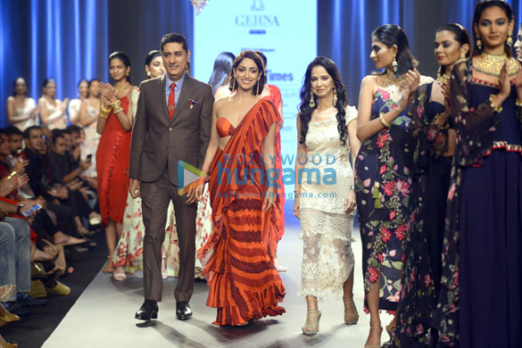 yami gautam walks the ramp at the bombay times fashion week 2018 1