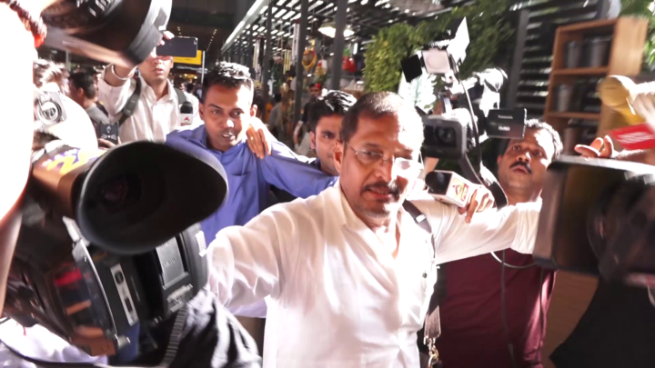 Nana Patekar IGNORE Media at Mumbai airport after Tanushree Dutta Controversy