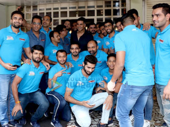 Akshay Kumar snapped with his kabbadi team Bengal Warriors post lunch