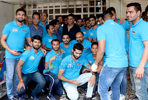 akshay kumar snapped with his kabbadi team bengal warriors post lunch 3