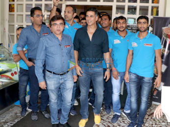 Akshay Kumar snapped with his kabbadi team Bengal Warriors post lunch