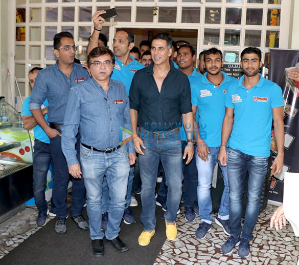 akshay kumar snapped with his kabbadi team bengal warriors post lunch 5