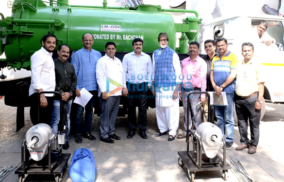 Amitabh Bachchan buys and presents machines for manual scavengers Amitabh Bachchan buys and presents machines for manual scavengers