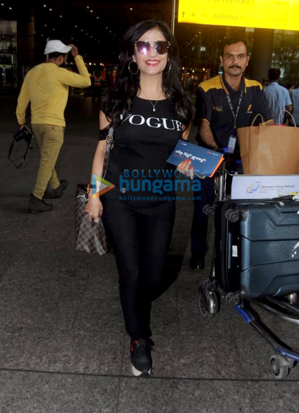 anushka sharma richa chadda and others snapped at the airport 006 1