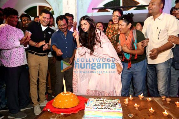 athiya shetty celebrating her birthday with the cast crew of motichoor chaknachoor in bhopal 5