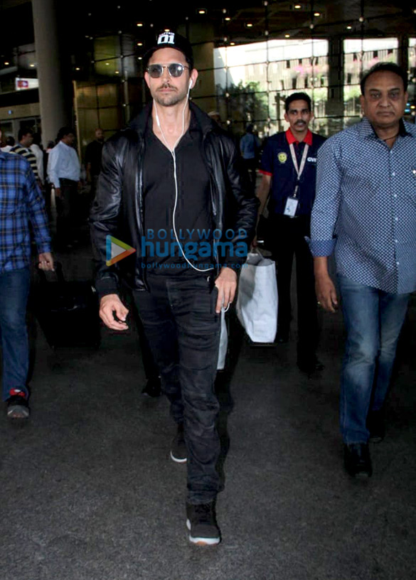 ayushmann khurrana raveena tandon and others snapped at the airport1 4