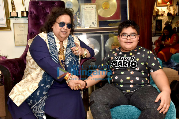 bappi lahiri snapped during 65th birthday celebrations at ample mission at lahiri house juhu 4