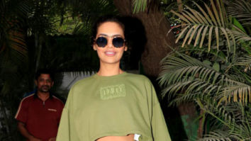 Esha Gupta snapped at Aram Nagar in Versova