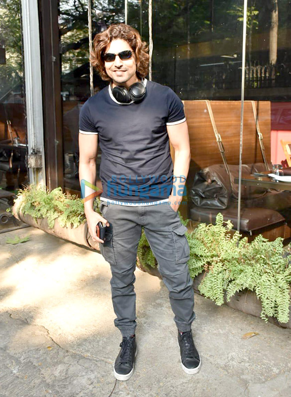 Gurmeet Choudhary spotted at Silver Beach Cafe in Juhu Gurmeet Choudhary spotted at Silver Beach Cafe in Juhu