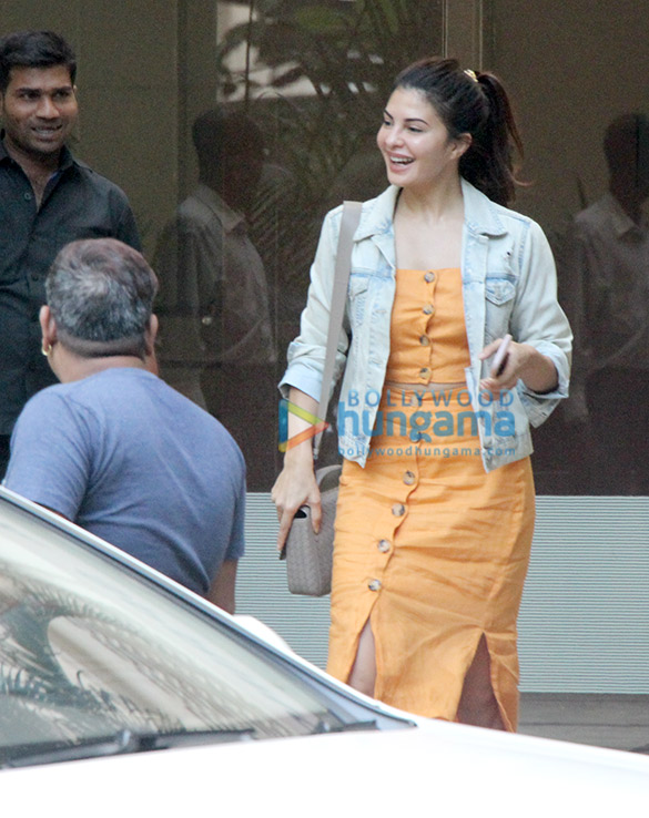 jacqueline fernandez spotted at bandstand in bandra 1