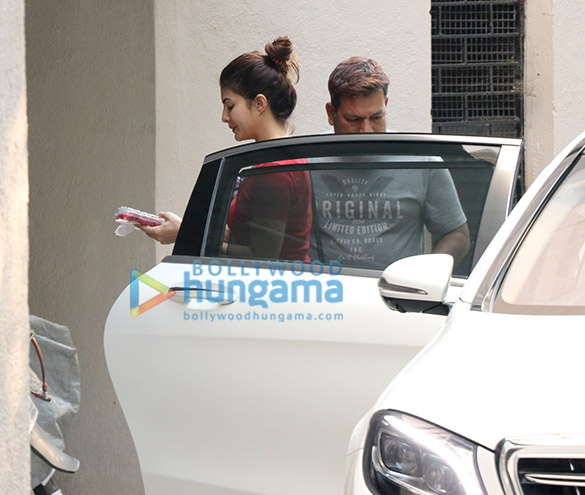 jacqueline fernandez spotted at oshiwara 1