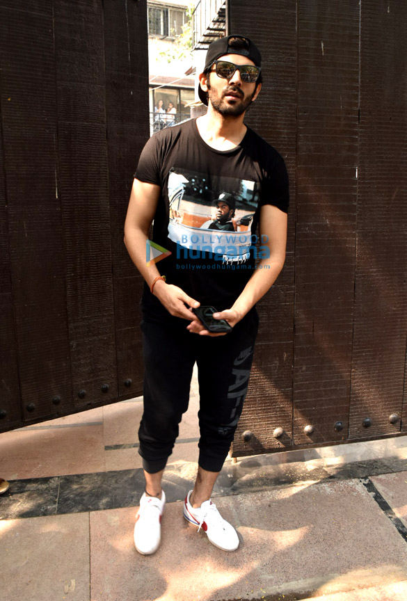 kartik aaryan snapped outside a gym in juhu 2