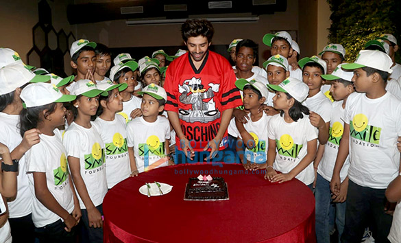 kartik aaryan snapped spending childrens day with kids from smile foundation at smash 6