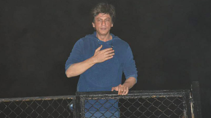 King of Bollywood Shah Rukh Khan celebrates his birthday with a sea of fans!!!