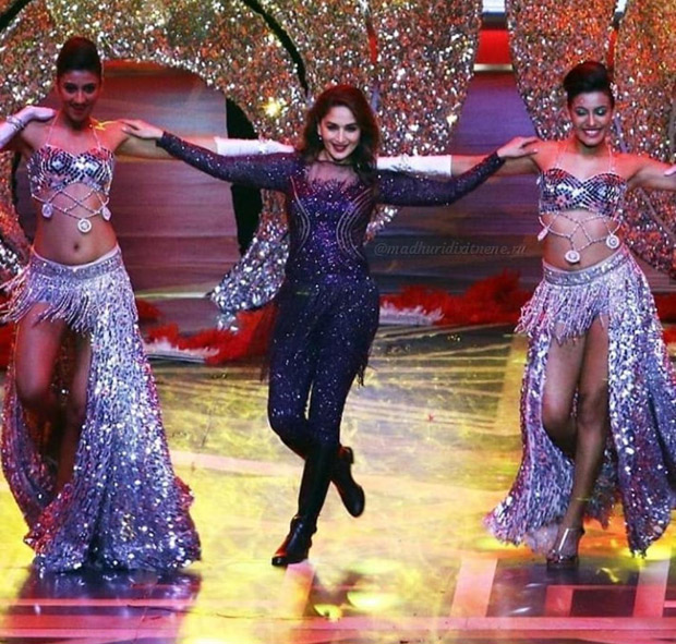 LEAKED VIDEO! Madhuri Dixit pays tribute to late Sridevi with a stunning performance on 'Hawa Hawai' at Lux Golden Rose Awards 2018 Madhuri Dixit pays tribute to late Sridevi with a stunning performance on 'Hawa Hawai' at Lux Golden Rose Awards 2018