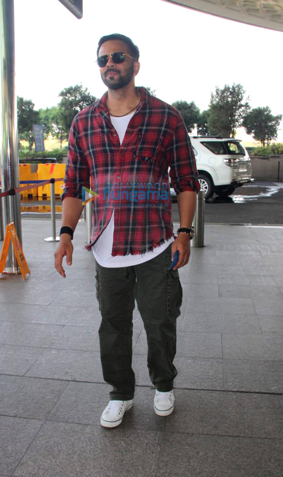 priyanka chopra sunny leone and others snapped at the airport1 2