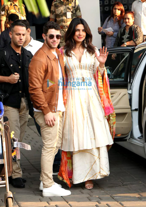 priyanka chopra and nick jonas snapped at the airport 6 2