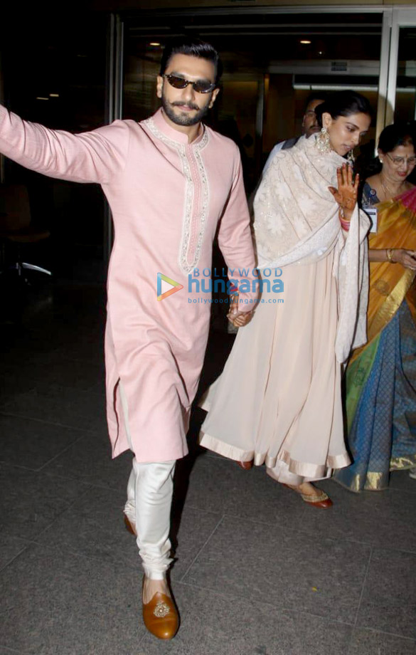 ranveer singh and deepika padukone arrive in mumbai after bengaluru reception 3