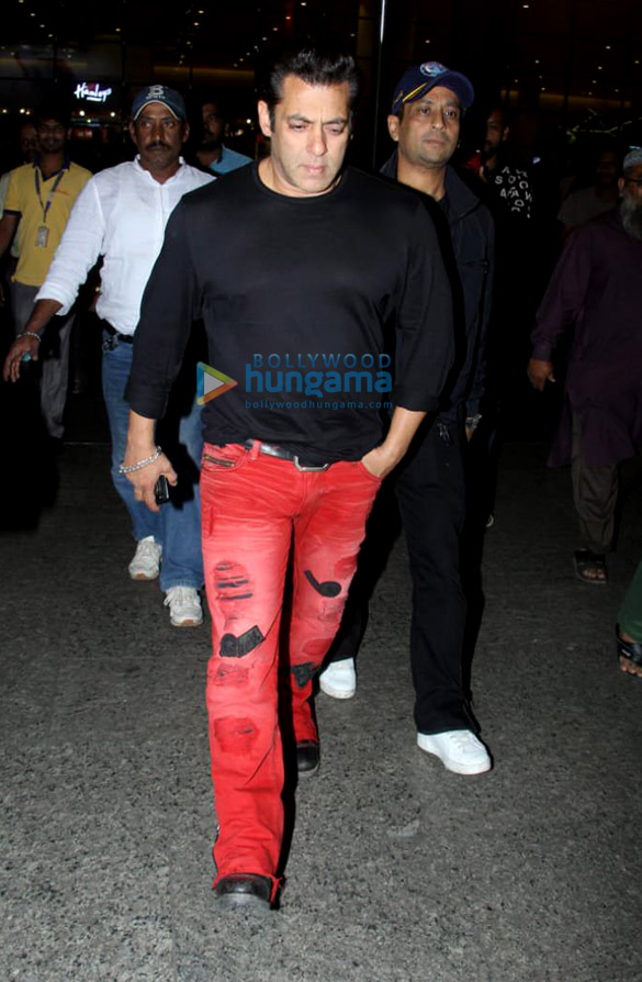 Salman Khan, Sunny Deol, Kainaat Arora and others snapped at the airport Salman Khan, Sunny Deol, Kainaat Arora and others snapped at the airport