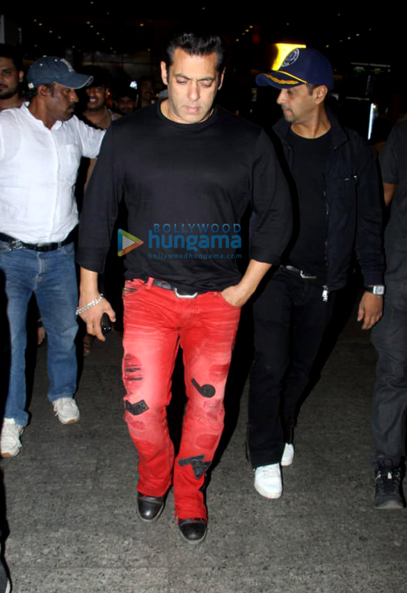 salman khan sunny deol kainaat arora and others snapped at the airport 5