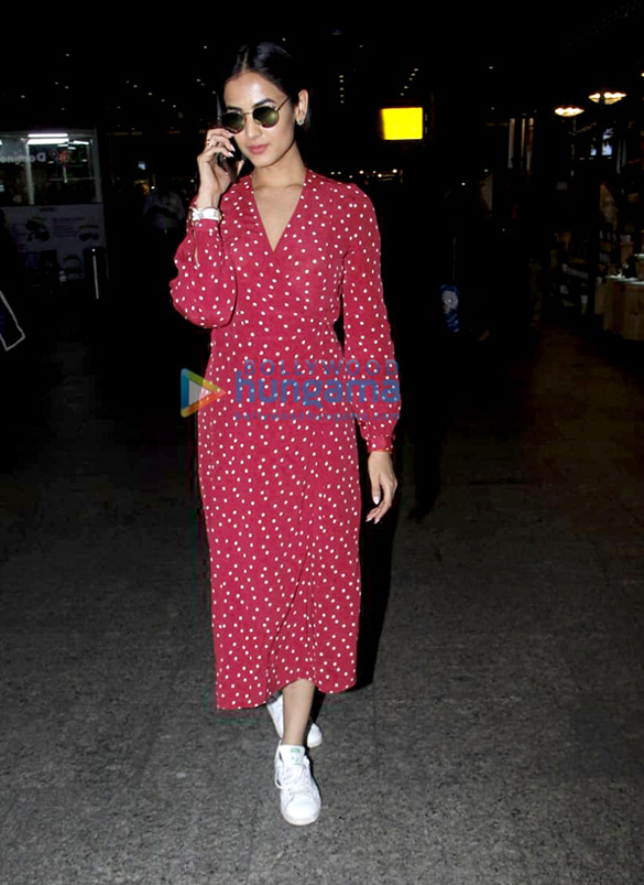 sanjay dutt sonal chauhan esha gupta and others snapped at the airport 2