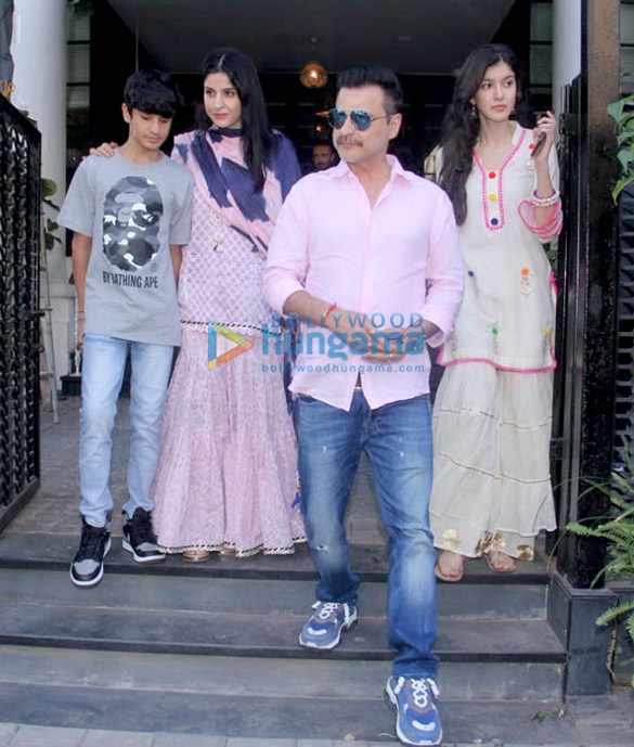 sanjay kapoor snapped with her family in juhu 5
