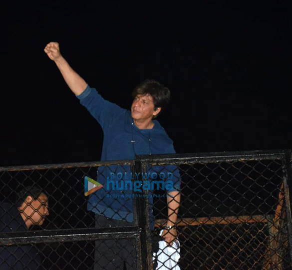 shah rukh khan greets his fans at mannat 4