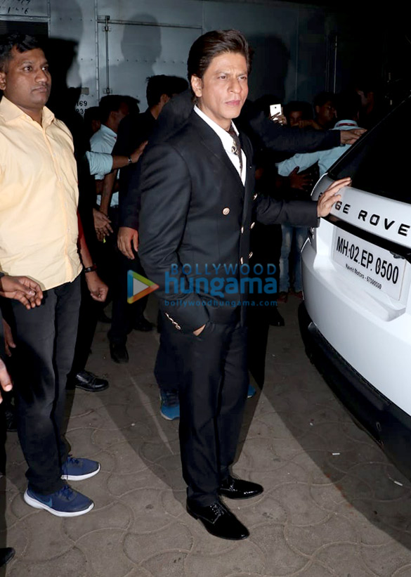 shah rukh khan snapped backstage at nsci dome in worli 4