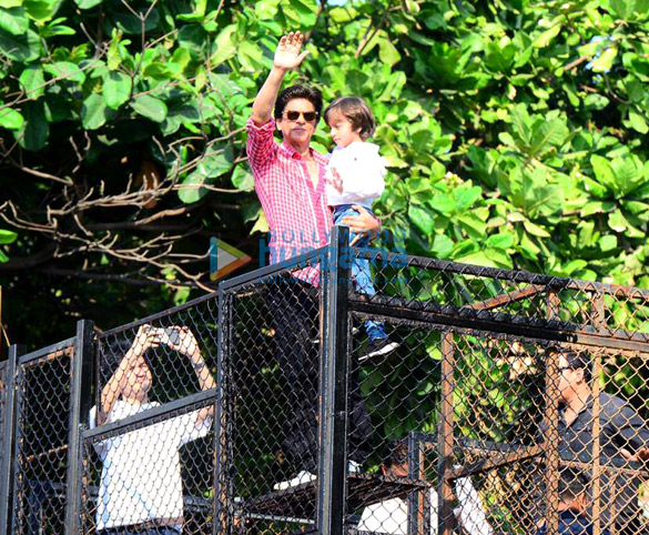 shah rukh khan snapped greeting fans at mannat 4