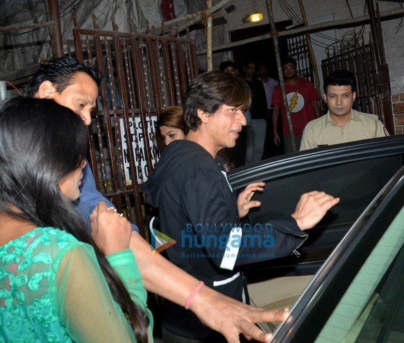 shah rukh khan spotted at a dubbing studio in bandra 3