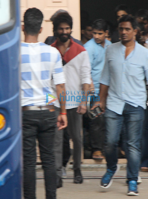 shahid kapoor snapped at mehboob studio 4