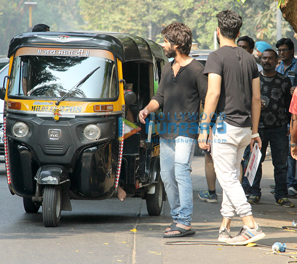 shahid kapoor spotted in bandra 2