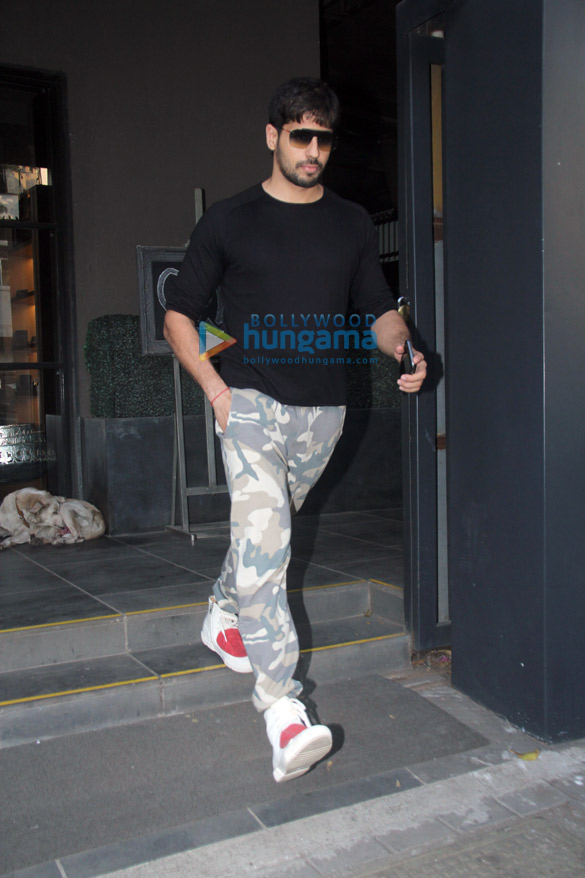 sidharth malhotra spotted at santacruz 1