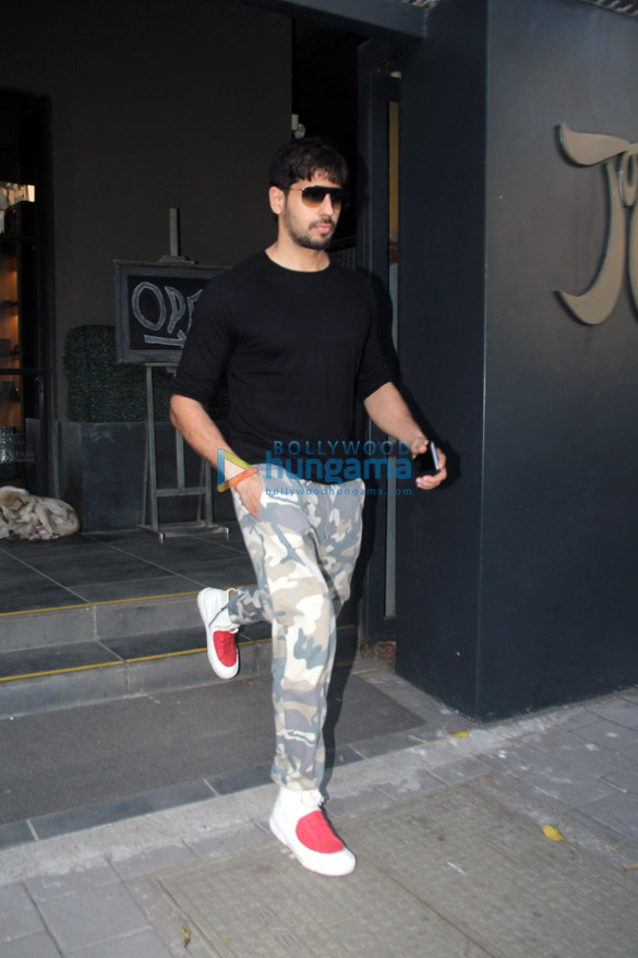 Sidharth Malhotra spotted at Santacruz Sidharth Malhotra spotted at Santacruz