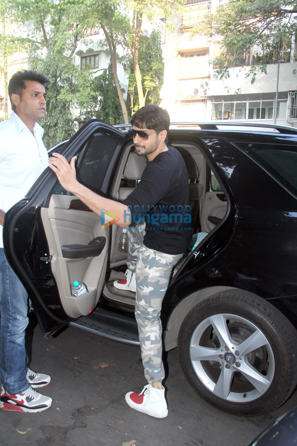sidharth malhotra spotted at santacruz 6