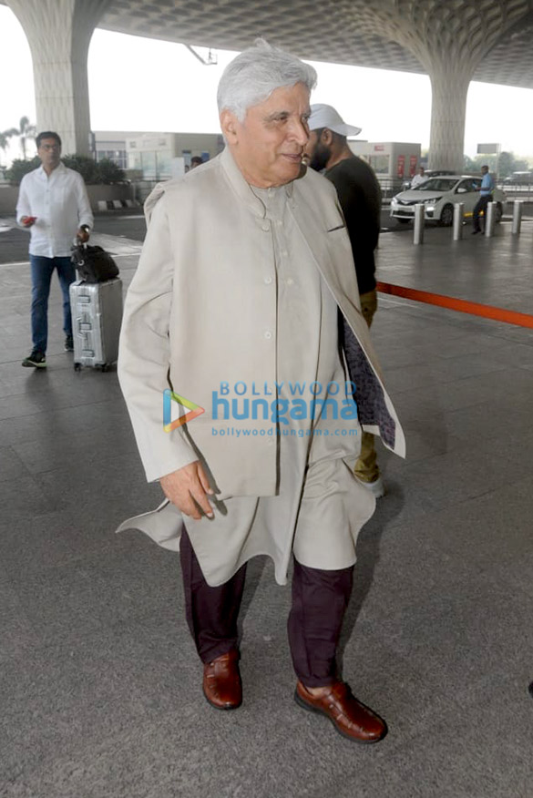 soha ali khan arjun rampal and javed akhtar snapped at the airport 6