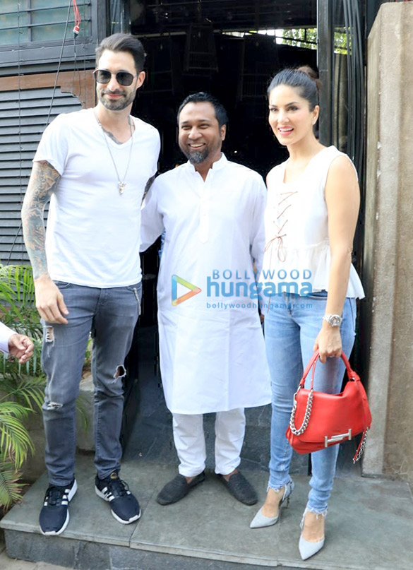 sunny leone snapped with husband daniel weber in juhu 2