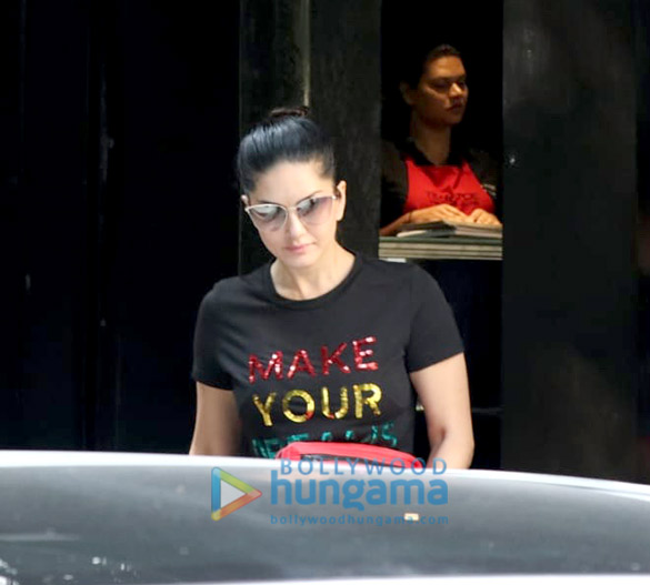 sunny leone spotted at tip toe in juhu 1