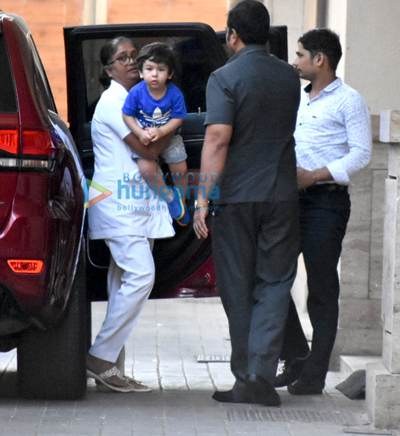 taimur ali khan snapped at amrita aroras residence in bandra 2