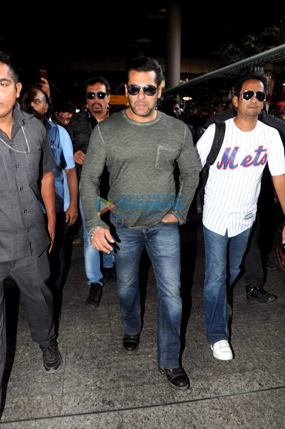tiger shroff and salman khan and others snapped at the airport 005 2