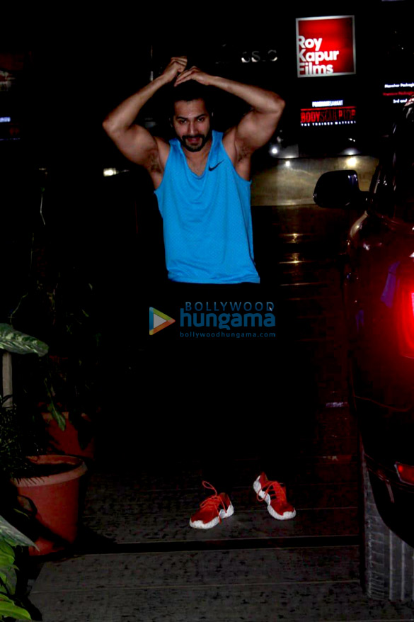 varun dhawan snapped at the gym in bandra 1