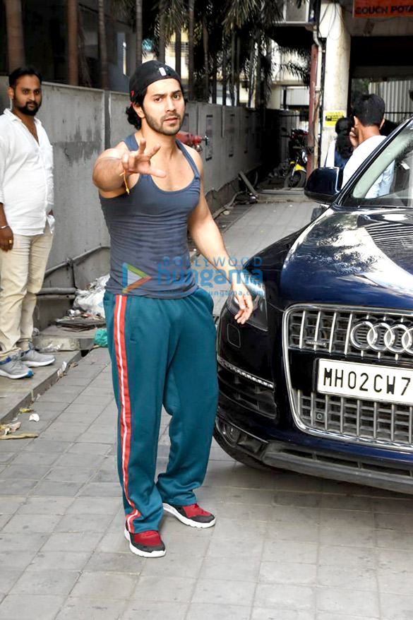 varun dhawan spotted at a dance class in andheri 2