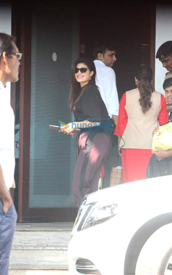 aishwarya rai bachchan varun dhawan abhishek bachchan and others snapped at the airport 004 1