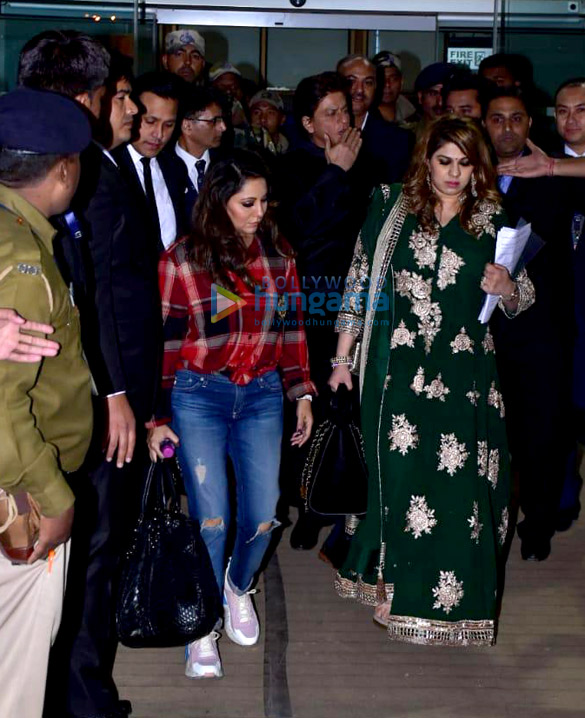 aishwarya rai bachchan varun dhawan abhishek bachchan and others snapped at the airport 111