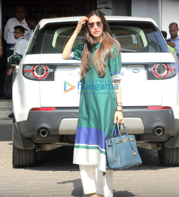 aishwarya rai bachchan varun dhawan abhishek bachchan and others snapped at the airport 4