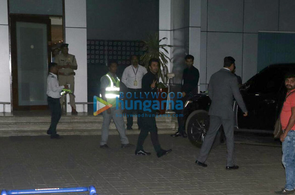 aishwarya rai bachchan varun dhawan abhishek bachchan and others snapped at the airport5 2