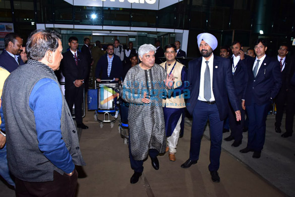 aishwarya rai bachchan varun dhawan abhishek bachchan and others snapped at the airport5 3