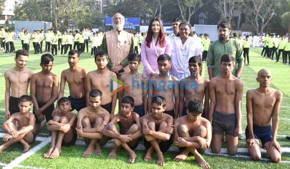 aishwarya rai bachchan takes a salute at jamnabai narsee campus for sports meet of differently abled children 5