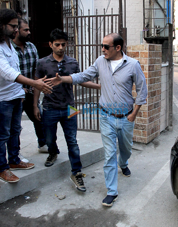 akshaye khanna spotted at dubbing studio in bandra 5